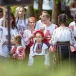 In Săbăoani, Neamț County, kids carry the customs and traditions further
